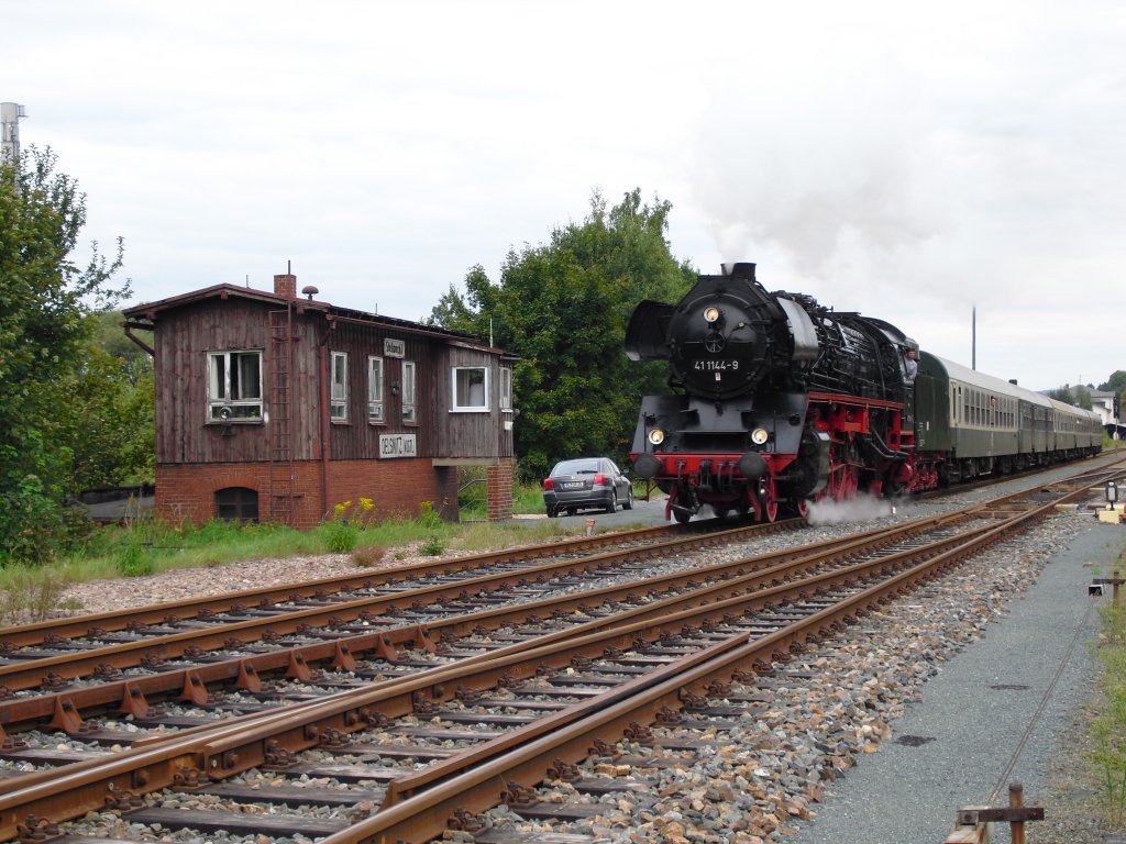 41 1144-9 mit dem Elstertal Express ist hier zusehen, bei der Abfahrt in Oelsnitz/V. am 18.09.10.