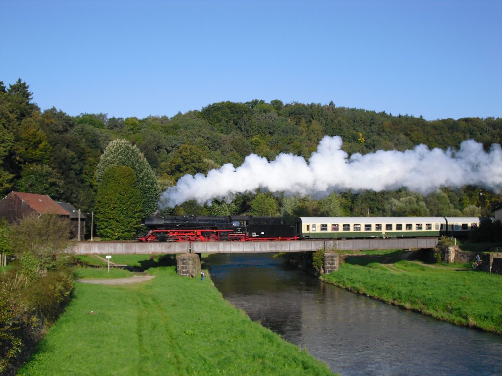 41 1144-9 mit dem Elstertal Express ist hier zusehen, bei der Ausfahrt in Elsterberg/V. am 19.09.10.