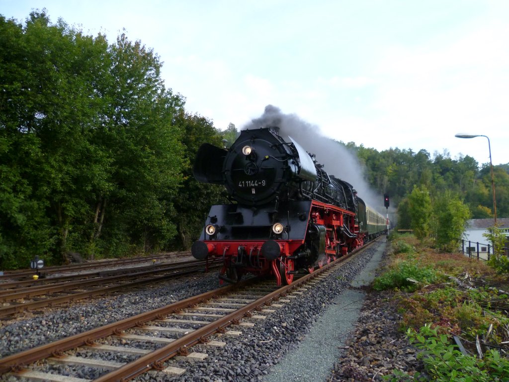 41 1144-9 Mit dem Elstertal Express 2012. Hier am 29.09.12 bei der Einfahrt in Greiz-Dlau.