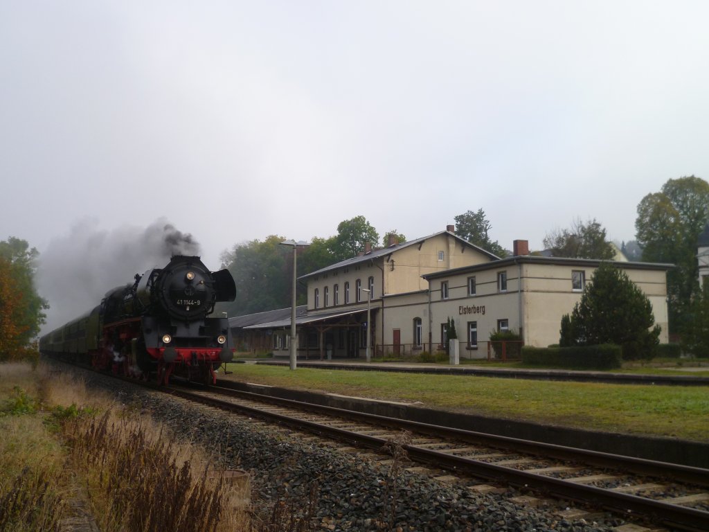 41 1144-9 mit dem Elstertal-Express bei der Einfahrt in Elsterberg, am 15.10.11.
