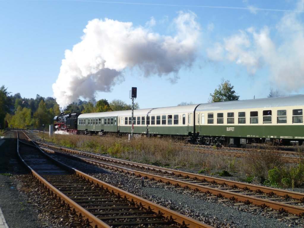 41 1144-9 mit dem Elstertal-Express bei der Ausfahrt in Adorf/V. am 15.10.11.

