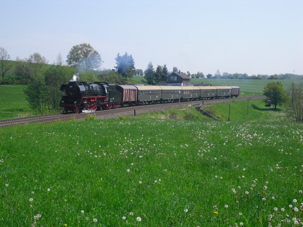 41 1144-9 mit dem SEM Sonderzug auf dem Weg von Chemnitz nach Neuenmarkt Wirsberg. Hier in Limbach/V. am 22.05.10. 