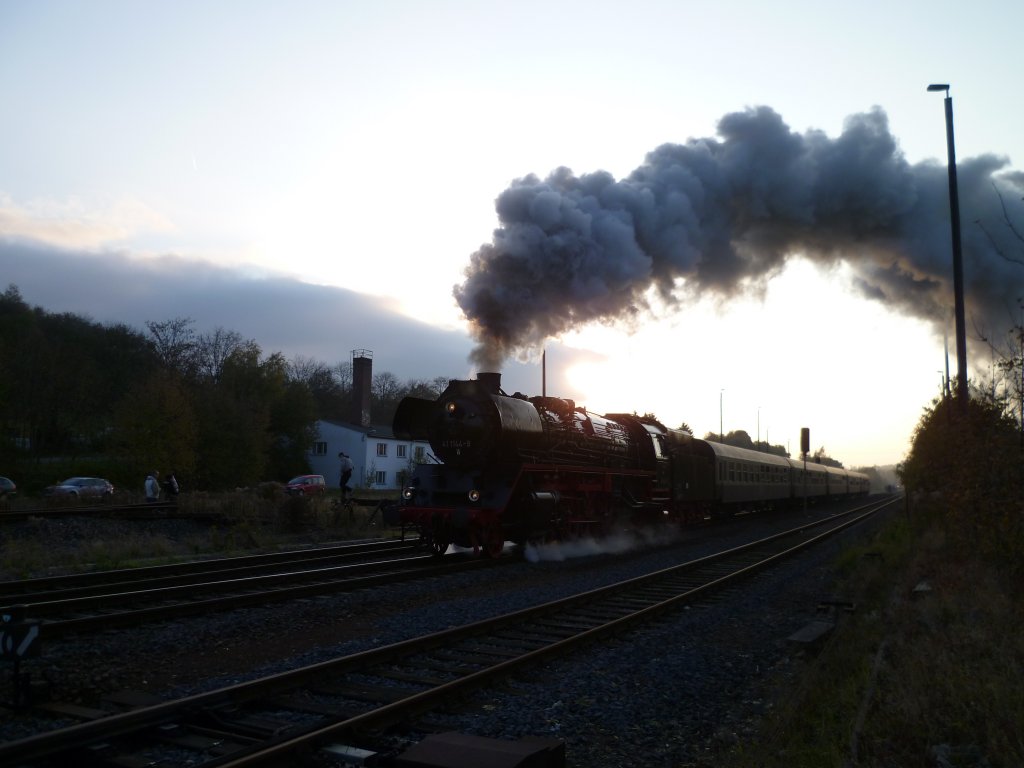 41 1144-9 verlsst am adend, des 23.10.11 mit dem Elstertal-Express den unteren Bahnhof in Plauen/V. 

