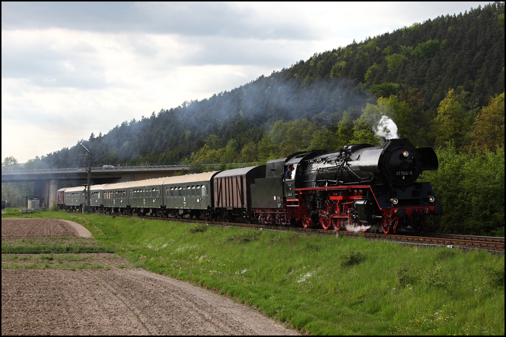 41 1144 ist bei Harsdorf auf dem Weg von Neuenmarkt-Wirsberg in Richtung Bayreuth unterwegs. (22.05.2010)
