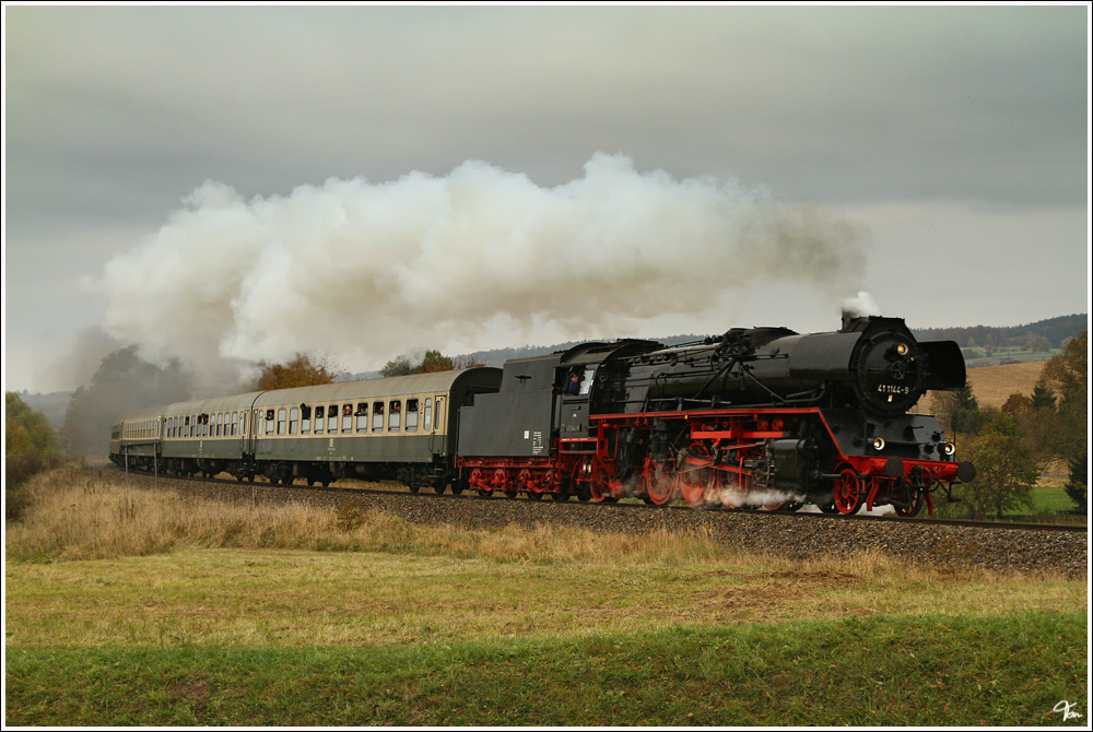 41 1144 fhrt mit DPE 105 beim Plandampf im Werratal von Eisenach nach Meiningen. Ettenhausen 27.10.2011


