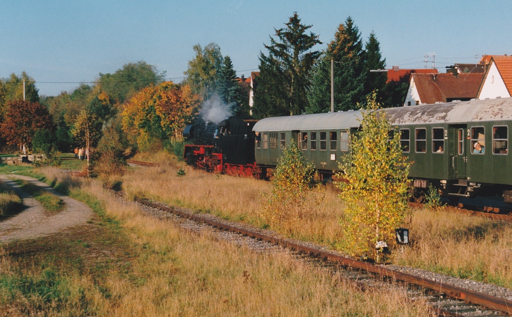 41 1150 fhrt am 22.10.95 in Auhausen ein. Nur noch das im Vordergrund sichtbare Stumpfgleis ist von den einst umfangreichen Bahnhofsanlagen brig. Im Hintergrund sieht man fnf Fahrgste am Bahnsteig, die in den Sonderzug nach Gunzenhausen einsteigen wollen. 