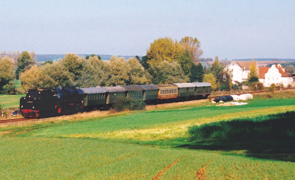 41 1150 hat am 22.10.95 mit dem Sonderzug nach Nrdlingen gerade die Aumhle etwa 3 km nrdlich von Oettingen passiert. 
