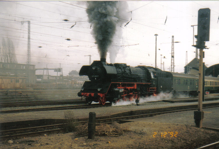 41 1185-2 mit Sonderfahrt bei der Ausfahrt aus den Hallenser Hauptbahnhof 12.02.1992 Scanfoto: Uwe Wstenhagen