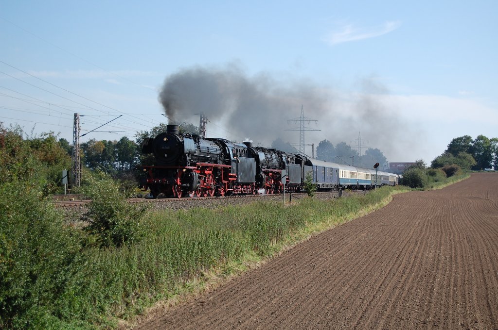 41 360 und 01 1066 mit dem DPE 88567 Halle (Saale) - Bochum Dahlhausen, hier zwischen Warburg und Menne auf der oberen Ruhrtalbahn, 23.09.2010.