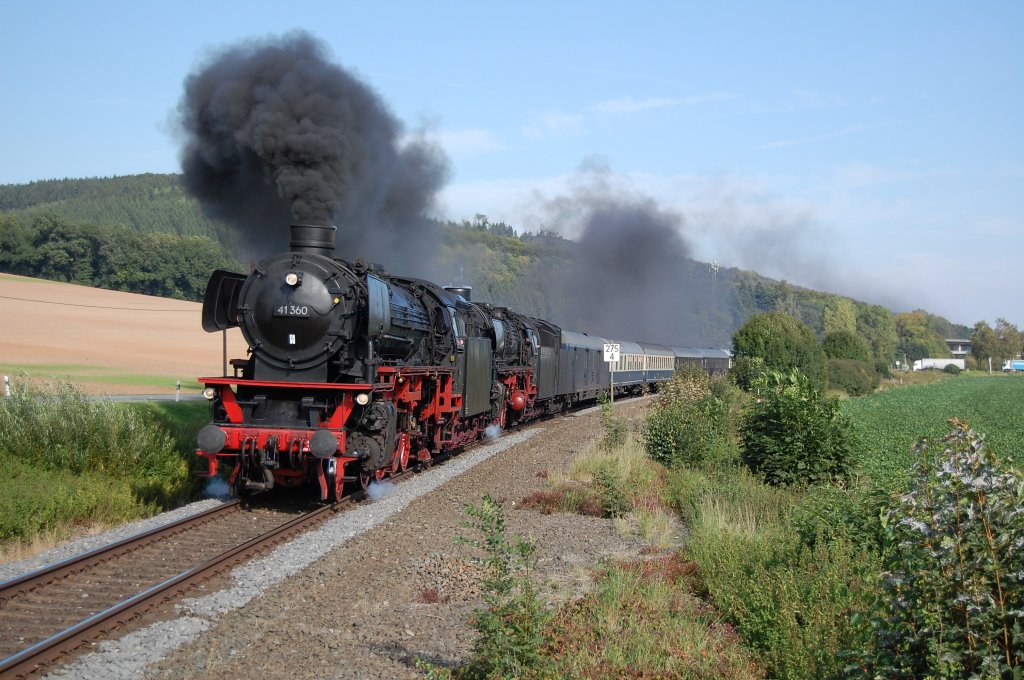 41 360 und 01 1066 mit dem DPE 88567 Halle (Saale) - Bochum Dahlhausen, hier zwischen Scherfede und Westheim auf der oberen Ruhrtalbahn, 23.09.2010.
