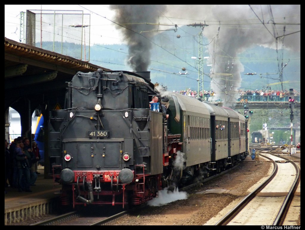 41 360 als Schublok am Sonderzug bei der Ausfahrt aus dem Bahnhof Bebra am 1. Mai 2010.