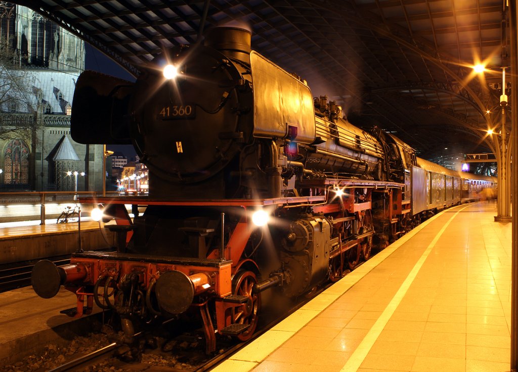 41 360 der Dampfloktradition Oberhausen mit einem Sonderzug aus Rdesheim kommend, am Zugschluss lief E10 1239 mit