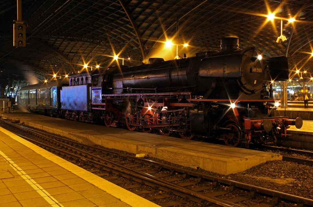 41 360 der Dampfloktradition Oberhausen mit einem Sonderzug aus Rdesheim kommend, am Zugschluss lief E10 1239 mit