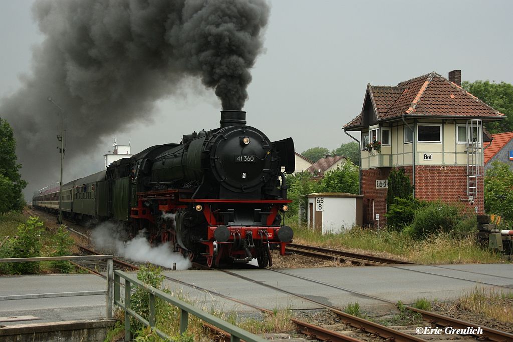 41 360 mit einem Dampfsonderzug von Diekholz nach Goslar am 11.06.2011 bei der Durchfahrt von Baddeckenstedt. Das Formsignal verschwindet fast vollstndig unter der Rauchfahne.