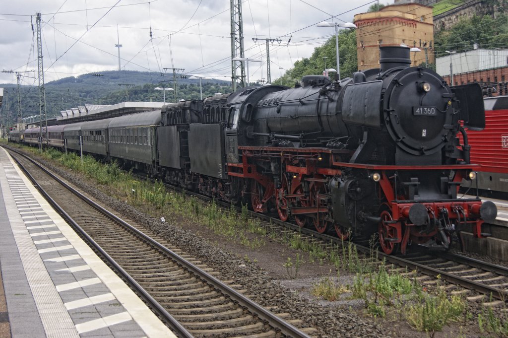 41 360 mit einem SDZ im Koblenzer HBF am 18.6.11.