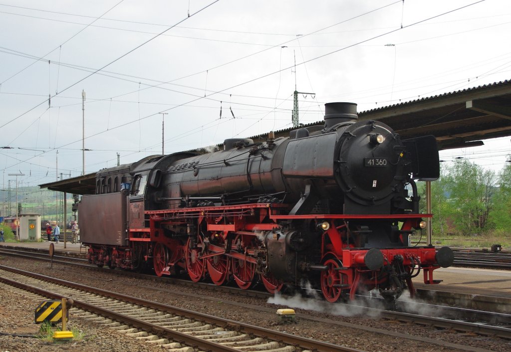 41 360 rangiert in Bebra um. Sie hat gerade einen Zug an den Bahnsteig gebracht. Aufgenommen am 01.05.2010
