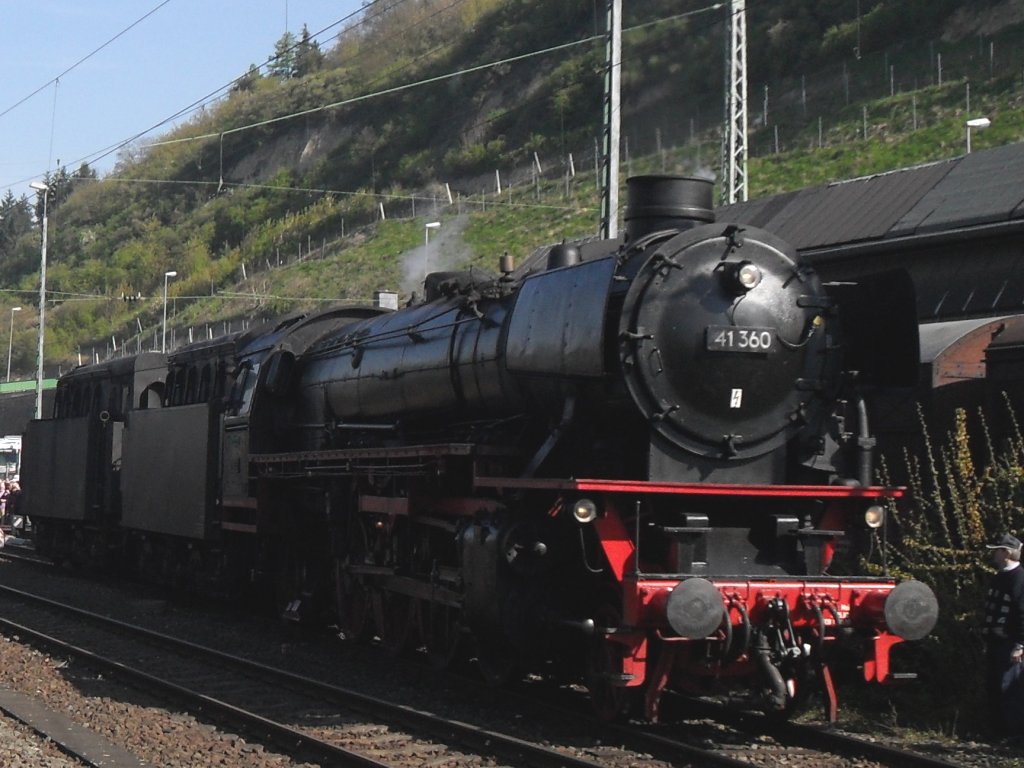 41 360 steht mit ihrem Doppeltender im Bahnhof Linz am Rhein am 24.4.10.
