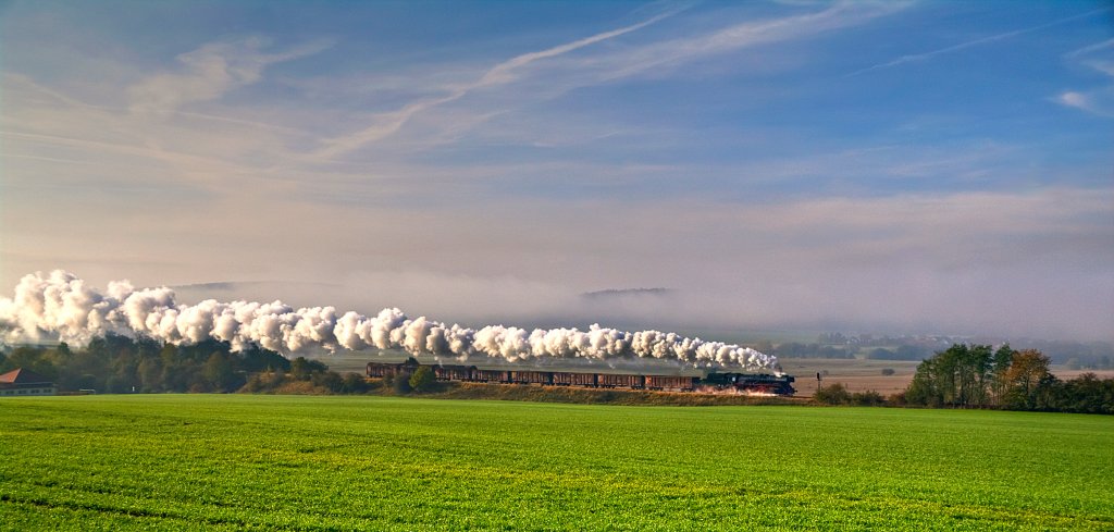 41 4411-9 mit einem kurzem Gterzug unterwegs von Bad Salzungen nach Eisenach, bei Burkhardtroda 27.10.2011