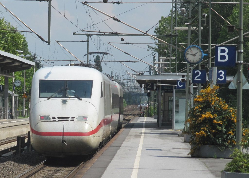 410 102-8 (ICE S) am 15.08.2011 bei einem kurzen Halt in Lippstadt.