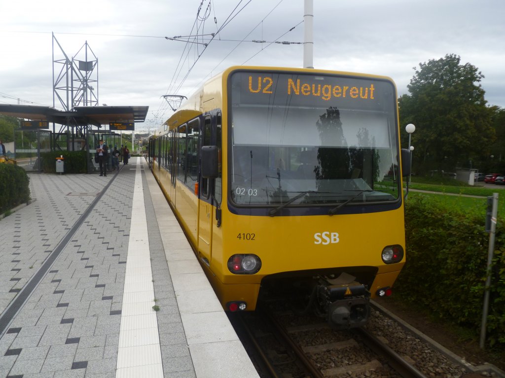 4101/4102 is am 05.09.2011 auf der U2 unterwegs hier wartet er an der Haltestelle Mineralbder auf Signalfreigabe