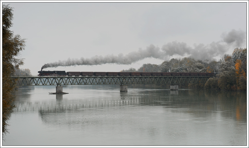 41.018, am 28.10.2012 als Epoche IV Maschine 042 018-2 beschriftet, mit dem umgeleiteten Erzleerzug 48483 bei der Querung der deutsch/sterreichischen Grenze zwischen Braunau am Inn und Simbach. Nach der berfahrt ging es mit der am Zugende hngenden 2050.05 wieder retour in den Bahnhof Braunau, wo in weiterer Folge 41.018 ihre Fahrt nach Augsburg mit ihren 3 eigenen Wagen fort setzte. 