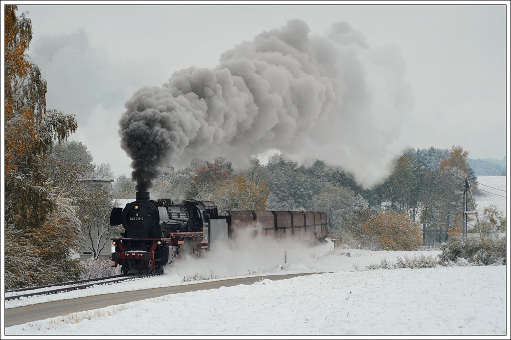 41.018, am 28.10.2012 als Epoche IV Maschine 042 018-2 beschriftet, mit dem umgleiteten Erzleerzug 48483 kurz nach Ried im Innkreis aufgenommen.