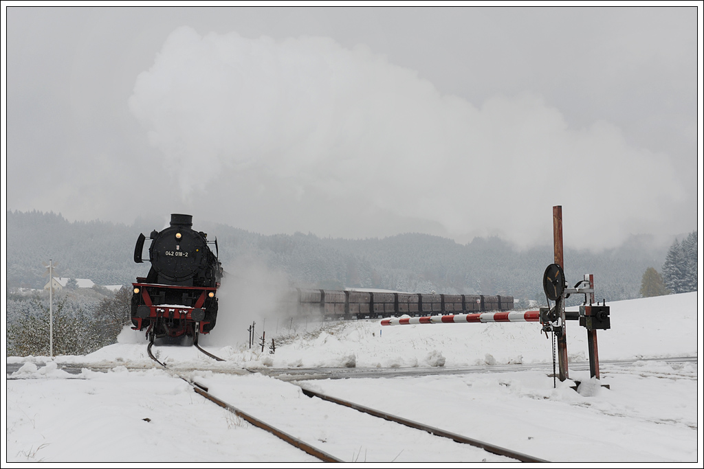 41.018, am 28.10.2012 als Epoche IV Maschine 042 018-2 beschriftet, mit dem umgleiteten Erzleerzug 48483 kurz vor Hausruck.