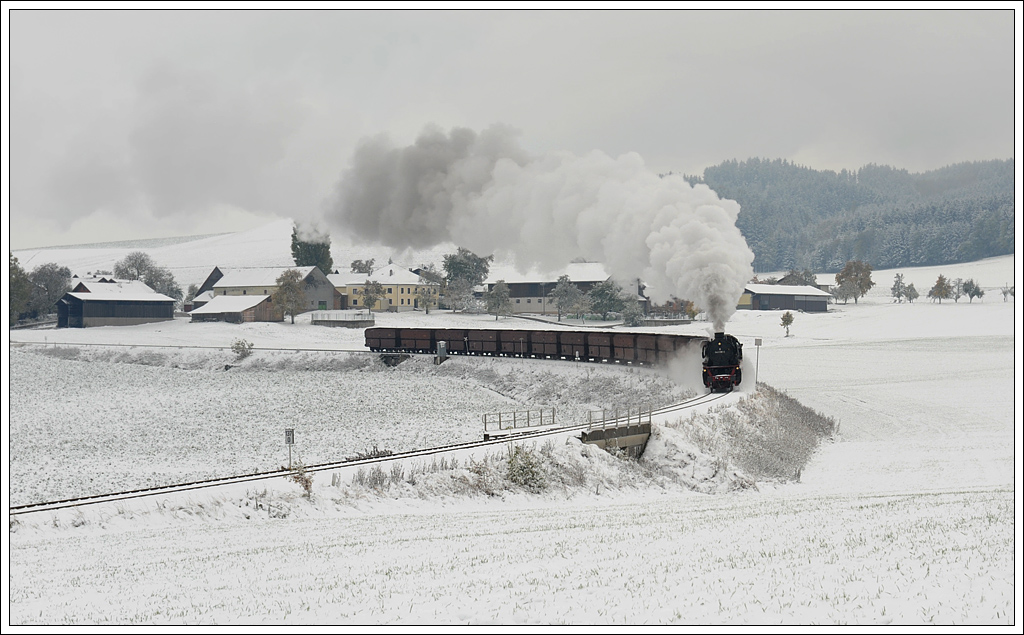 41.018, am 28.10.2012 als Epoche IV Maschine 042 018-2 beschriftet, mit dem umgleiteten Erzleerzug 48483 in Oberbrunn kurz vor Ried im Innkreis..

