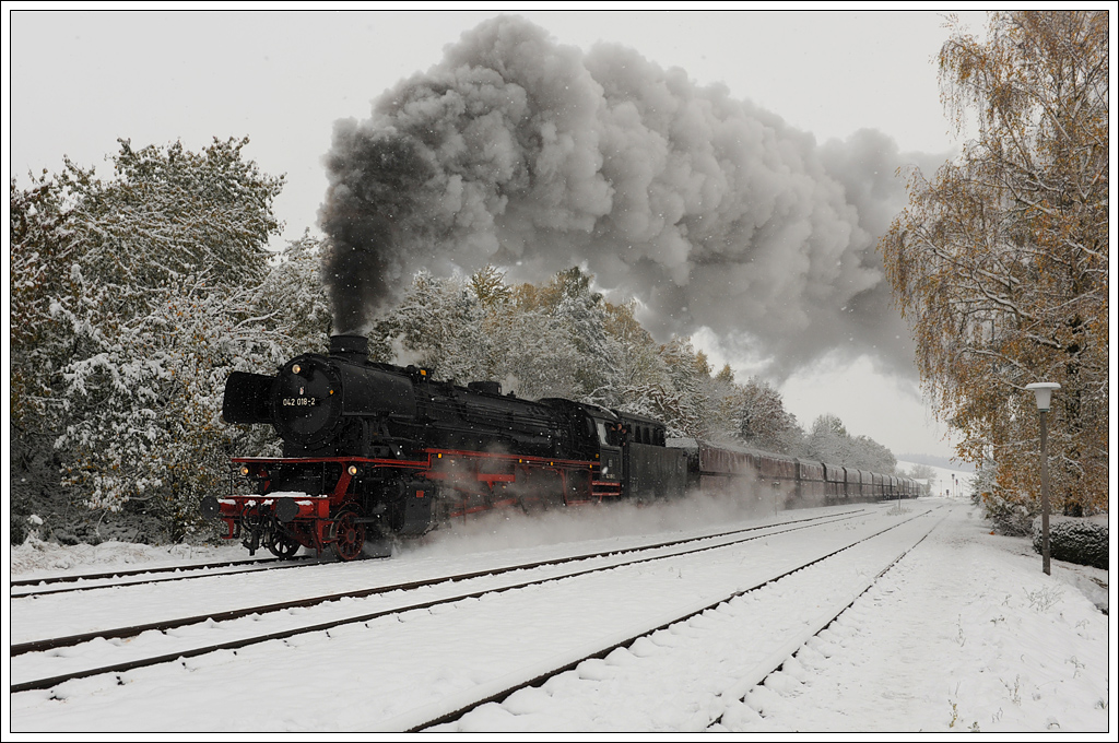 41.018, am 28.10.2012 als Epoche IV Maschine 042 018-2 beschriftet, mit dem umgleiteten Erzleerzug 48483, aufgenommen bei der Scheinausfahrt aus Ottnang-Wolfsegg.