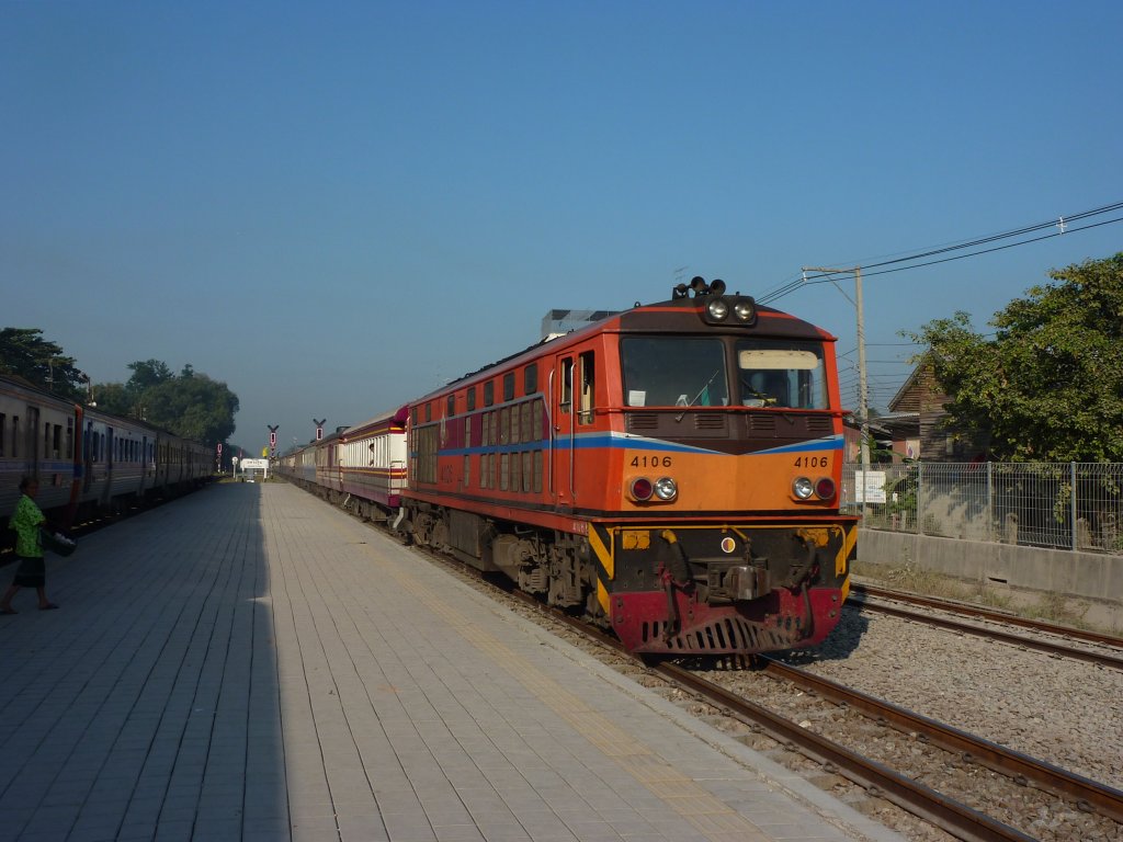 4106 mit dem Rapid 174 aus Nakhom Si Thammarat nach Hualamphong am 11.01.2013 in Nakhon Pathom.