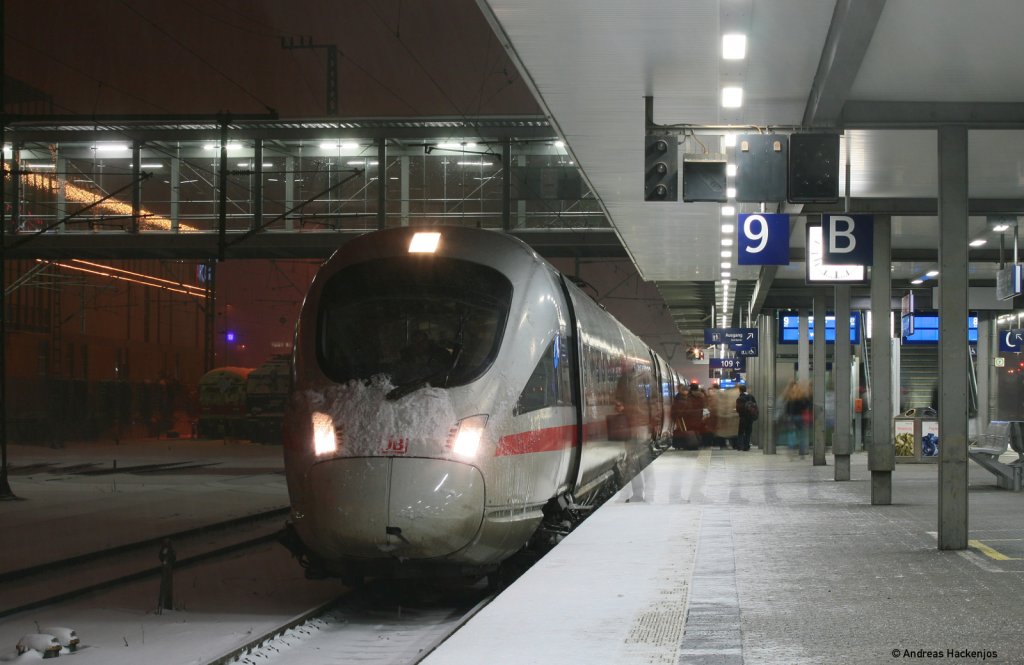 411 003-7  Paderborn  als ICE 229 (Frankfurt(Main)Hbf-Wien Westbahnhof) in Regensburg 15.12.10