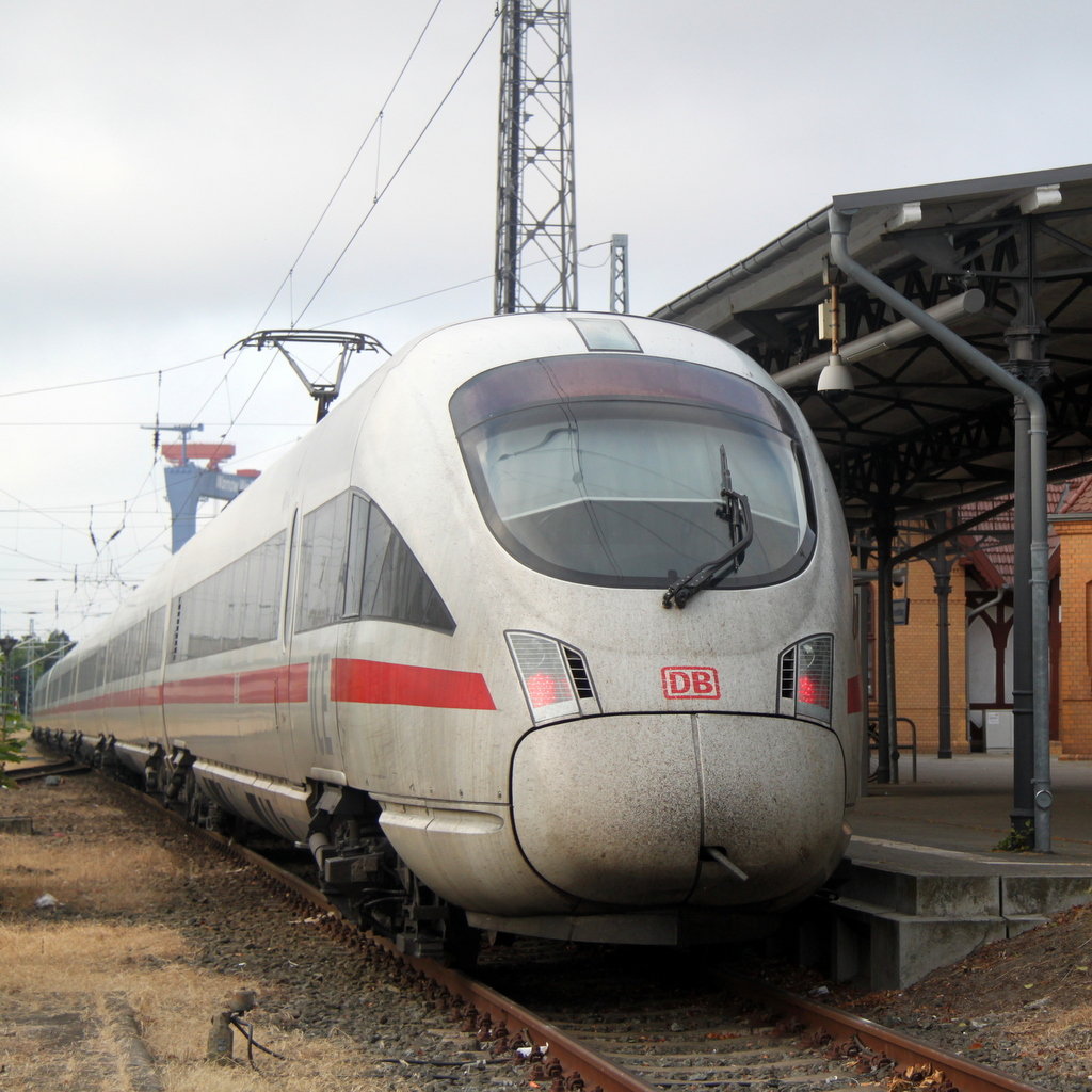 411 007-8 als ICE 1509 von Warnem�nde nach M�nchen Hbf kurz vor der Ausfahrt im Bahnhof Warnem�nde.13.07.2013