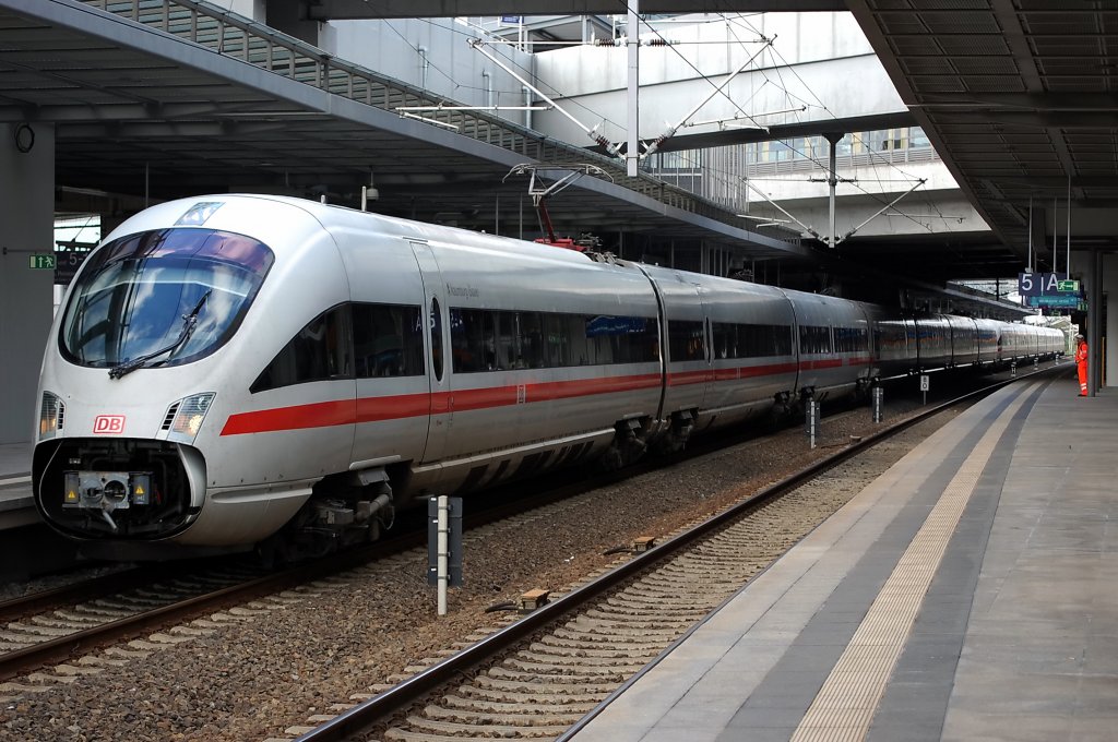 411 010-2  Naumburg (Saale)  und eine weitere 411er als ICE 1213 von Berlin Gesundbrunnen nach Innsbruck Hbf in Berlin S�dkreuz. 01.10.2010