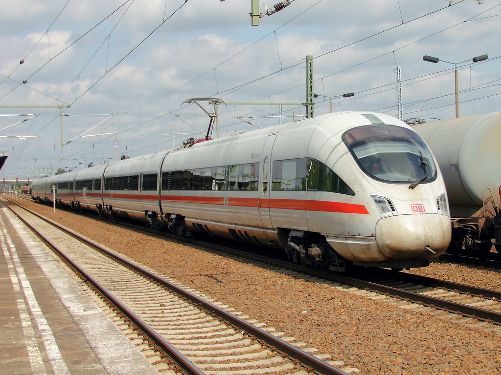 411 017-7  Erlangen  am 10. Juli 2013 bei der Durchfahrt durch den Bahnhof Berlin Flughafen Schnefeld.
