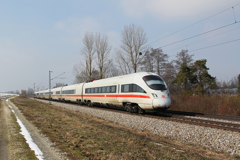 411 054 als ICE 23 am 03.03.2013 bei Langenisarhofen.