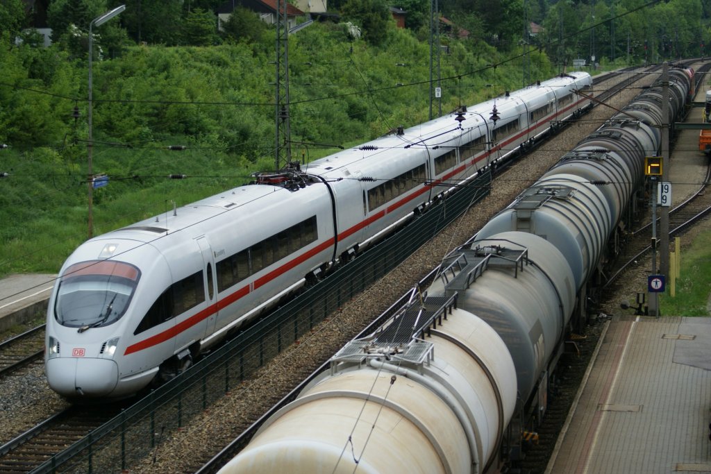 411 054  Sonneberg  hat noch einen weiten Weg vor sich, als er mir als ICE22 nach Dortmund in Tullnerbach-Pressbaum vor die Linse gefahren ist. Daneben steht ein Kesselwagenganzzug gezogen von der 1116 095. 15.5.2010
