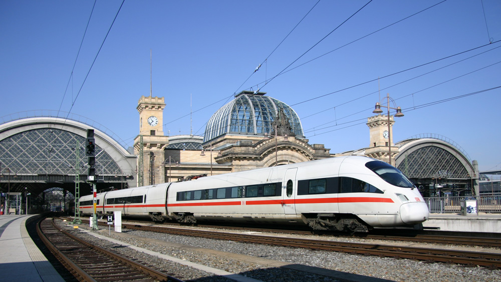 411 063/563 fhrt aus dem Dresdner Hbf nach Dresden-Reick, um dort fr die Rckfahrt nach Wiesbaden vorbereitet zu werden. 06.03.2012