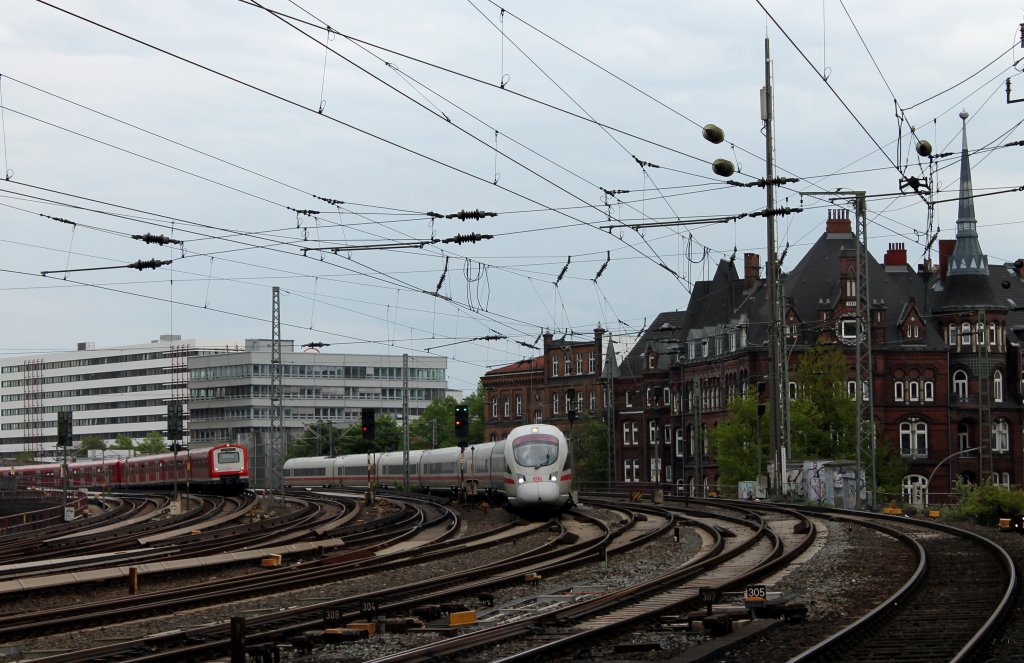 411 070-6  Prenzlau  als ICE 1722 von Berlin S�dkreuz nach Hamburg-Altona bei der Einfahrt in Hamburg Hbf; daneben eine BR 472/473 als S 21 von Hamburg-Bergedorf nach Hamburg Elbgaustra�e; am 10.05.2013