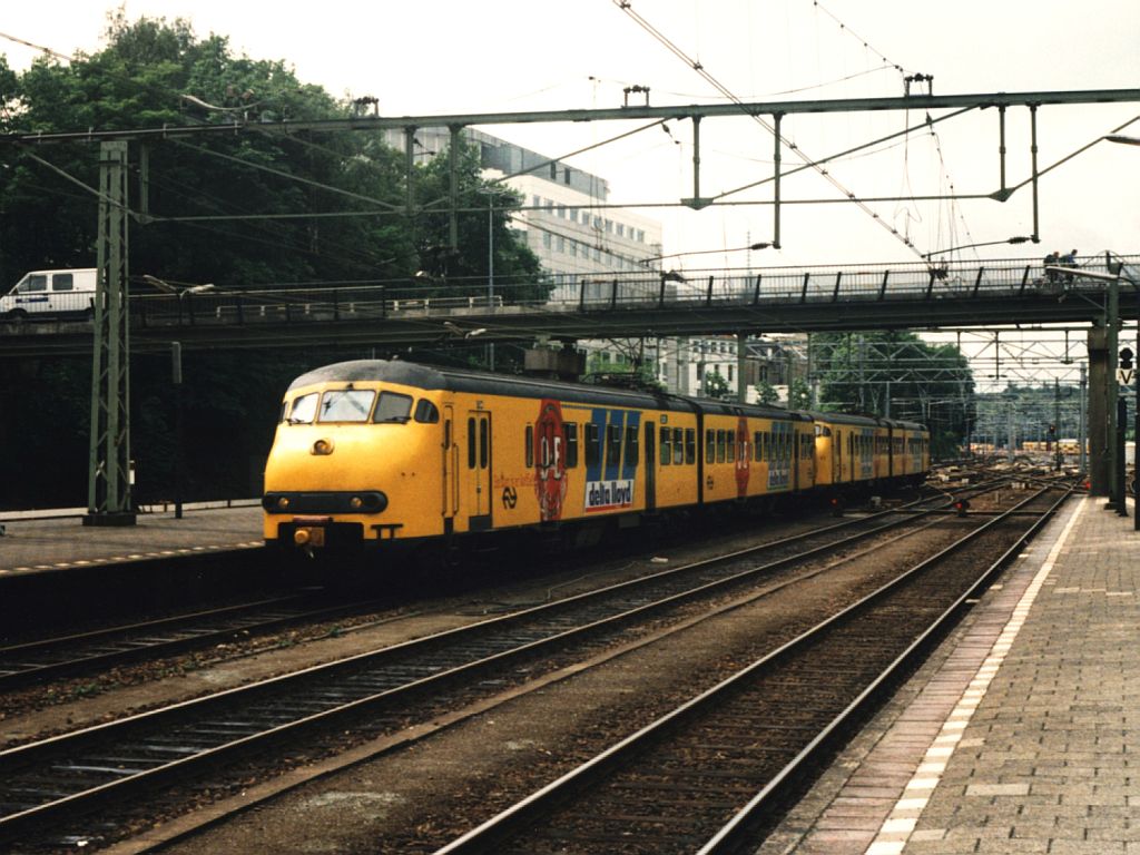 411 und 404 mit Regionalzug 4448 Den Bosch-Arnhem auf Bahnhof Arnhem am 1-7-1996. Bild und scan: Date Jan de Vries.