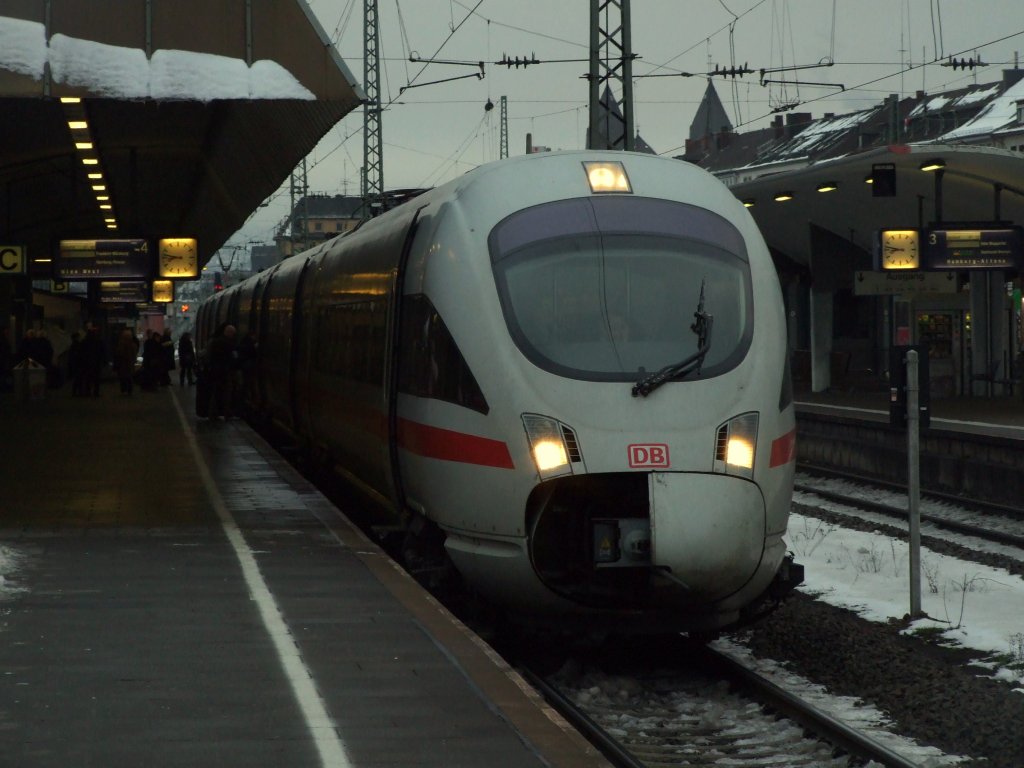 411 503-6 steht als ICE25 (Dortmund-Wien-West)mit halber Bugklappe im Koblenzer Hbf.16.1.2010