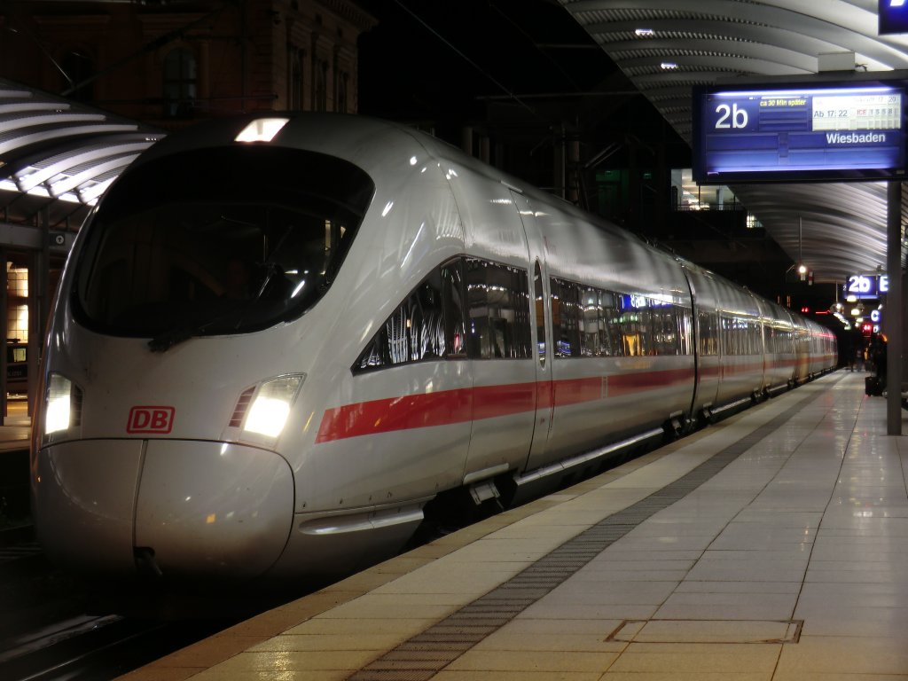 411-622 steht am 6.11.10 als ICE 1558 Dresden - Wiesbaden in Mainz Hbf.