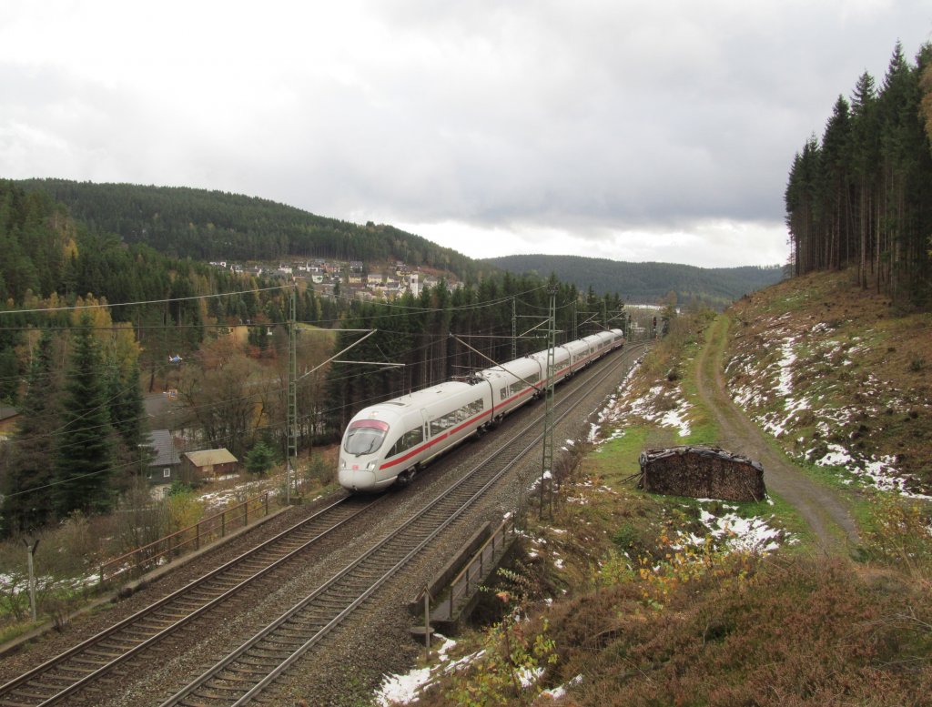 411  R�dental  als ICE 108 am 02. November 2012 bei Ludwigsstadt.