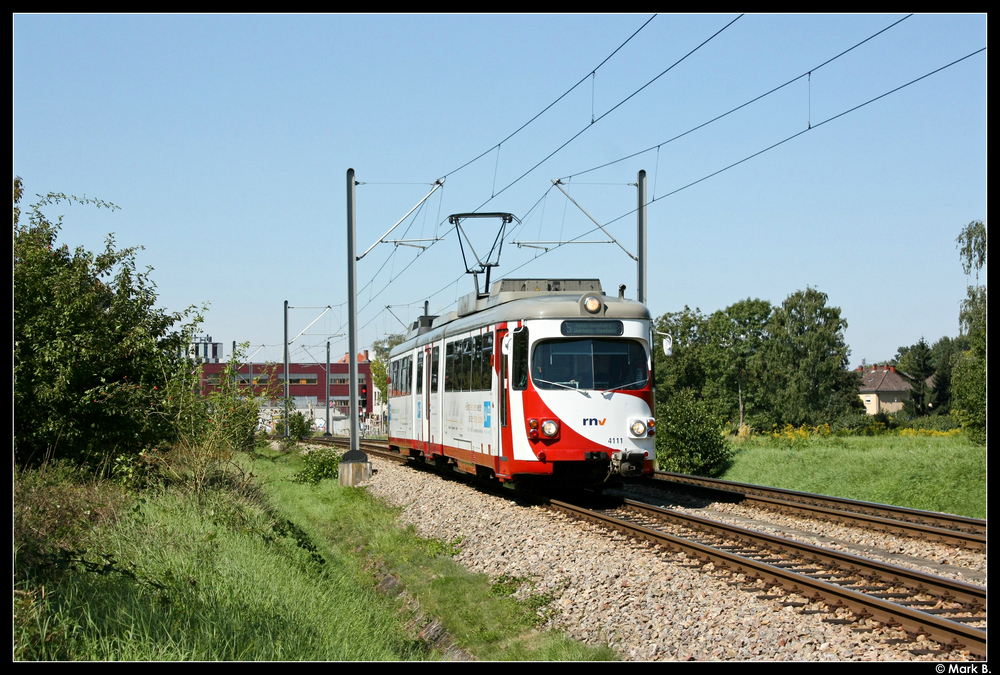 4111 ist der letzte Einb�gler der OEG im  alten  Lack. Aufgenommen am 06.09.10 an der Station Gneisenaustra�e.
