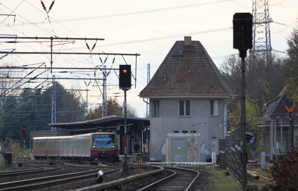 4.11.2012 Berlin Buch. Stw Bwt, Ks-Blocksignal 92 02 und eingefahrene S-Bahn nach Bernau.