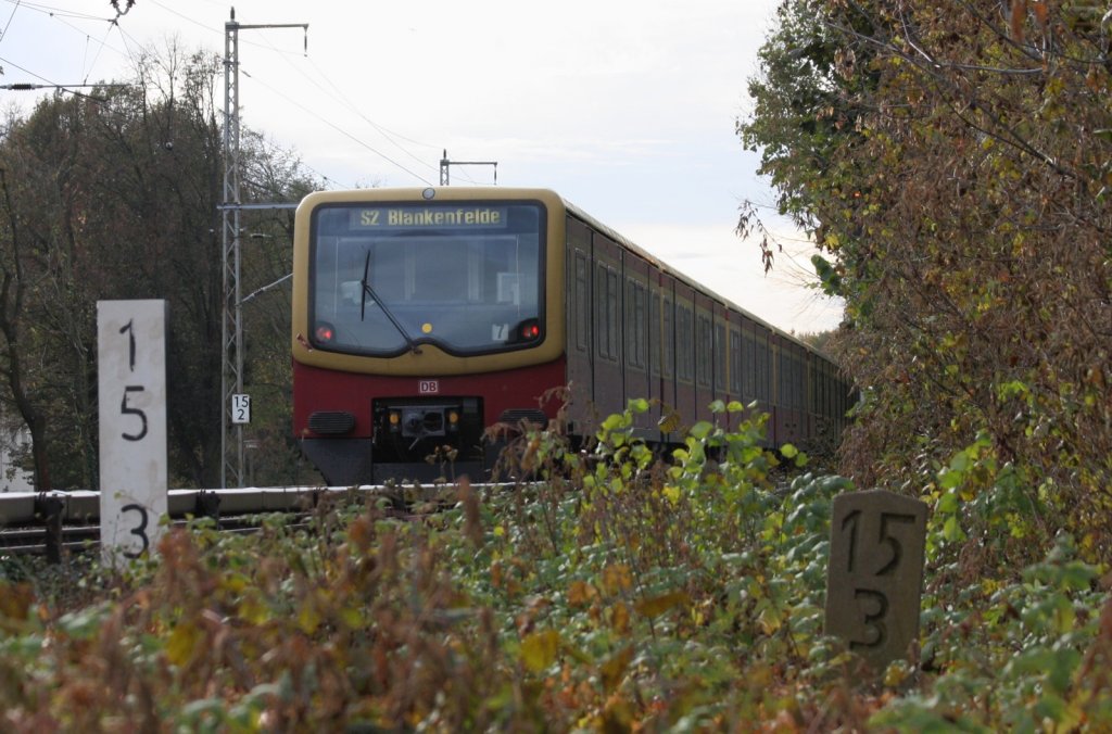 4.11.2012 zwischen R�ntgental und Berlin - Buch. 3 Kilometersteine bzw. -anzeiger auf einen Streich, wobei die  echten  auf der Vorortstrecke nur noch selten anzutreffen sind. Deshalb w�re eine entsprechende Kategorie dieser aussterbenden Spezies und Zeugen  guter alter Zeiten  auch mal angemessen.