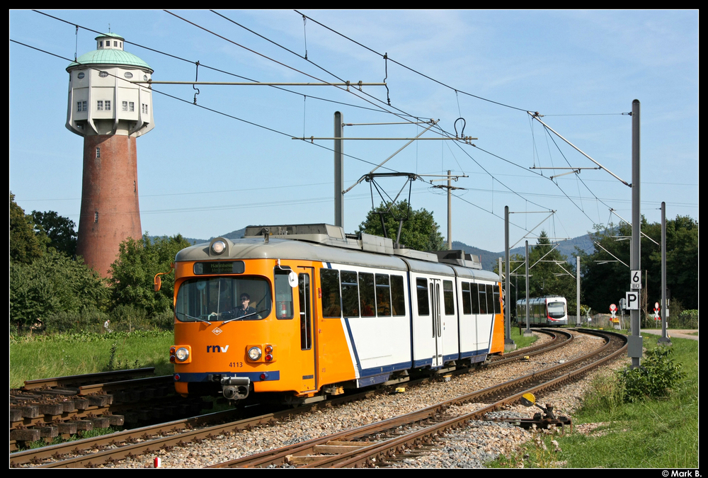 4113 passiert bei diesem Bild den Edinger Wasserturm. Aufgenommen am 06.09.10.