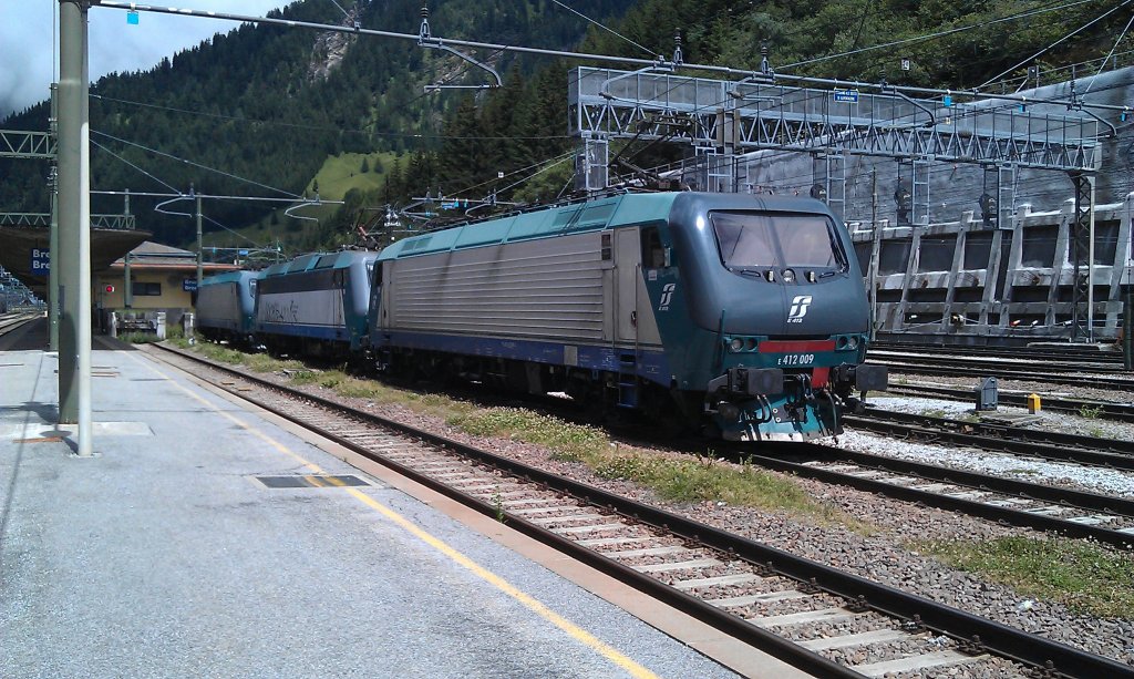 412 009 + E 405 + E 412 der Trenitalia warten am 21.07.2012 auf weitere Eins�tze Richtung Bozen im Bahnhof Brenner. 