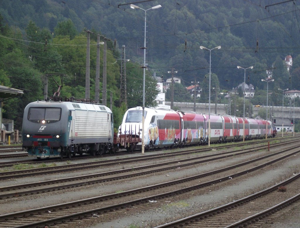 412 013 der FS steht am 2. September 2011 mit einem leider stark beschmiertem niederlndischem Hochgeschwindigkeitszug des Tys AnsaldoBreda V250  Fyra  als berfhrung im Bahnhof Kufstein.