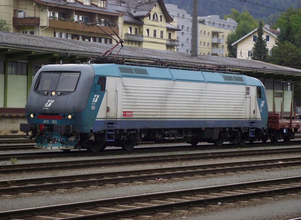 412 013 der FS steht am 2. September 2011 mit einem Rungenwagenzug im Bahnhof Kufstein.
