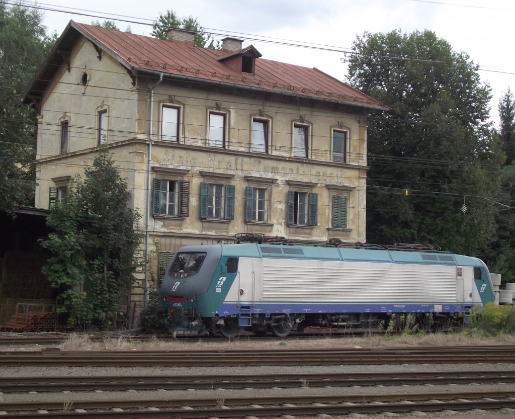 412 018 der FS steht am 2. September 2011 vor einem schnem altem Gebude in Kufstein abgestellt.